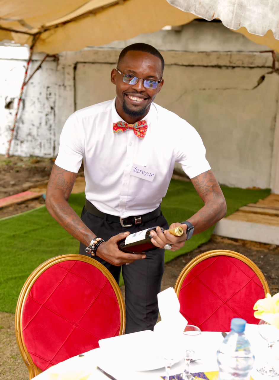 Serveur Gador en plein service du vin