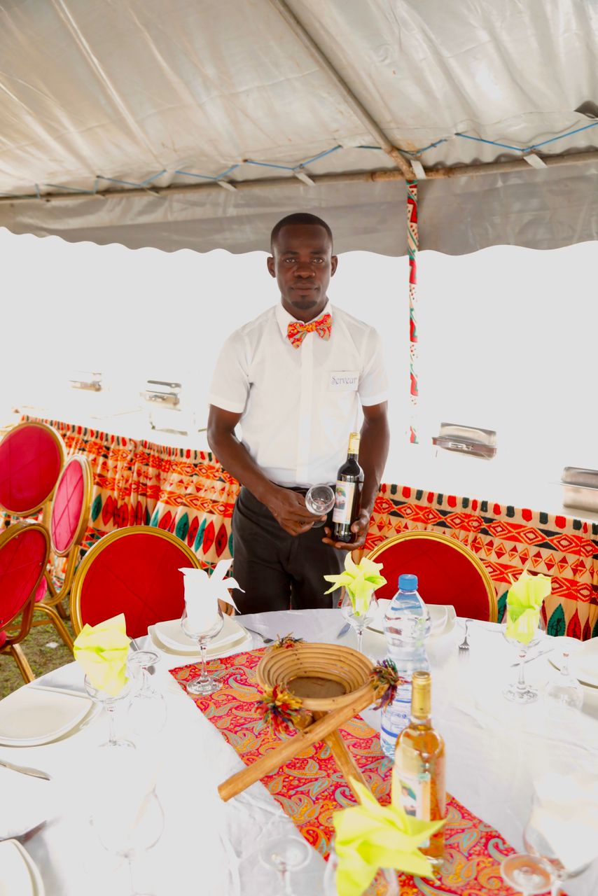 Serveur Gador professionnel avec bouteille